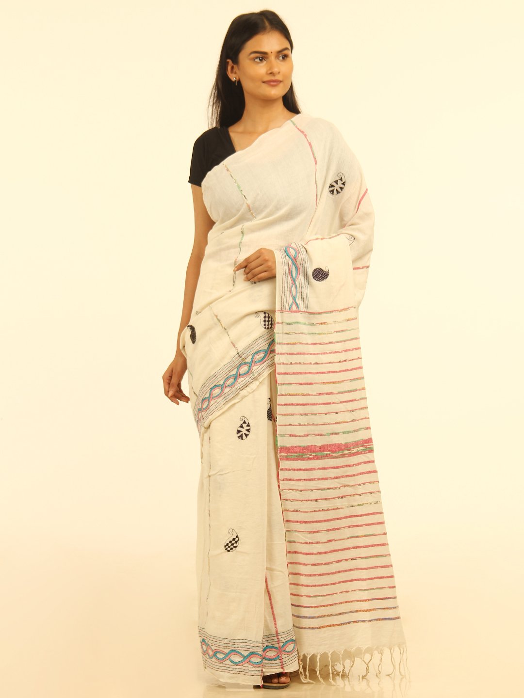 Elegant White Handloom Khesh Kantha Stitch Cotton Saree - Arteastri