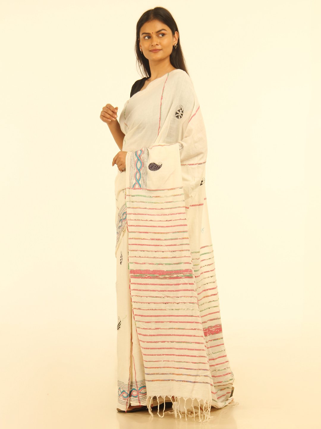 Elegant White Handloom Khesh Kantha Stitch Cotton Saree - Arteastri
